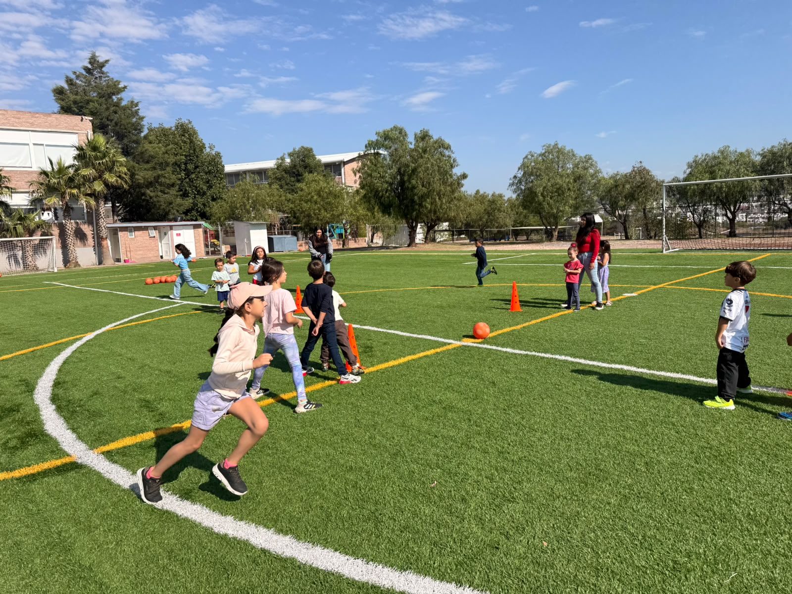 Niños participando en el curso